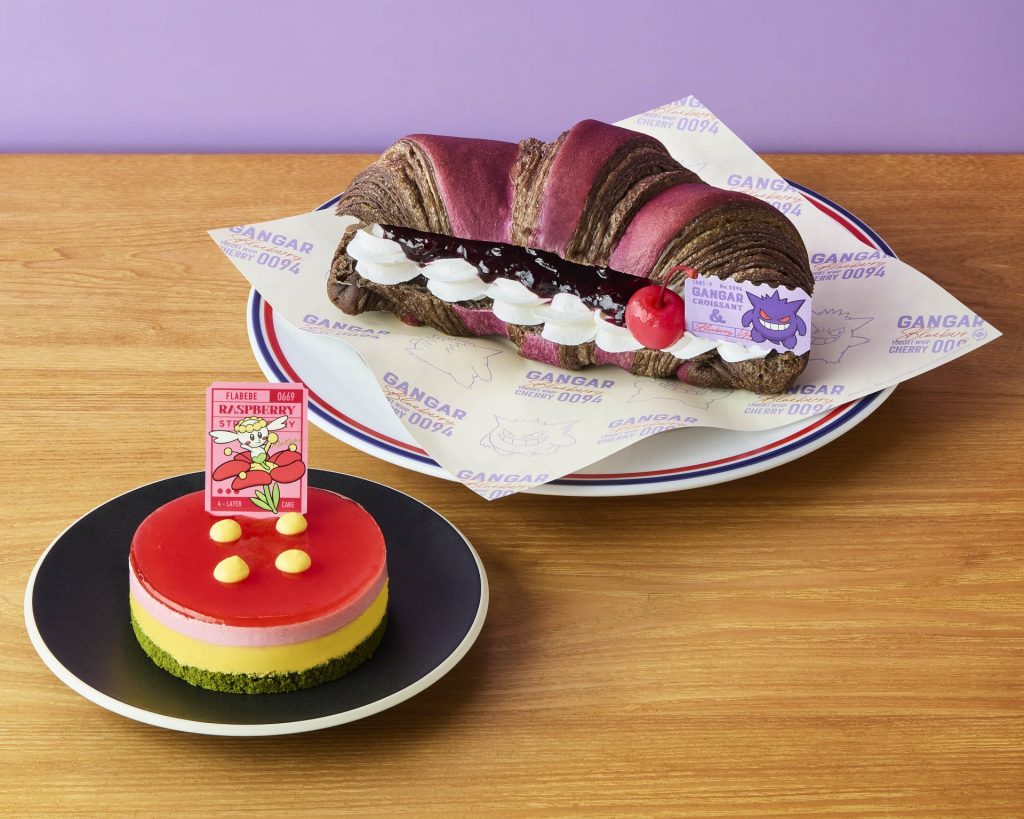 左）フラベベのフランボワーズと苺のケーキ（1430円）、右）ゲンガーのクロワッサンサンド～ブルーベリーヨーグルト～（1760円）　(C)2025 Pokemon. (C)1995-2025 NintendoCreatures Inc.GAME FREAK inc.